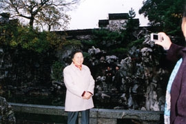 2006年11月23日全国人大副委员长何鲁丽参观何园