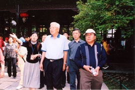 2006年5月1日全国政协副主席罗豪才参观何园
